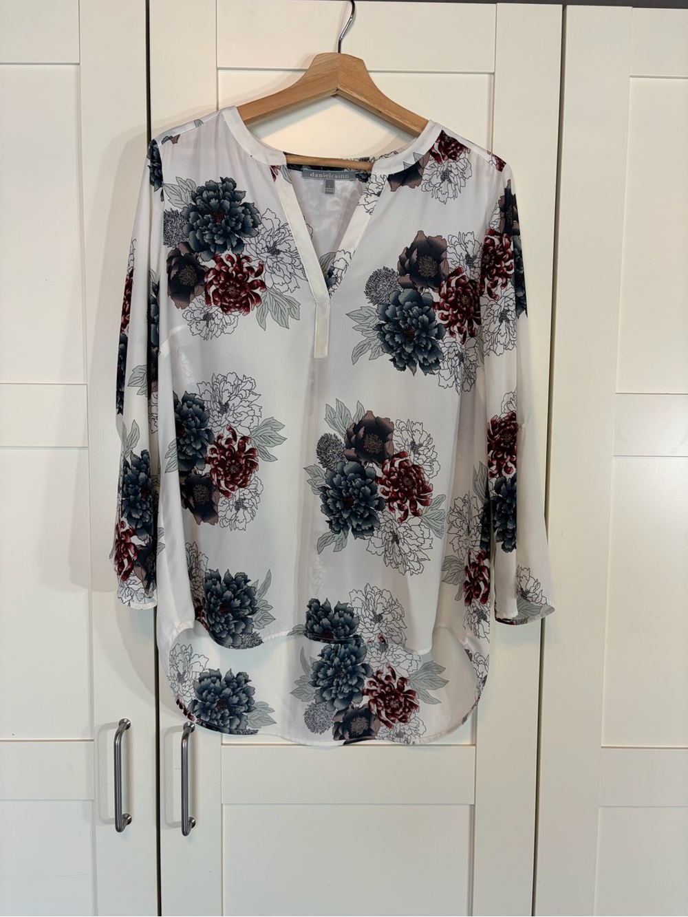 Daniel Rainn White Tunic Top with Navy & Burgundy Floral Print W